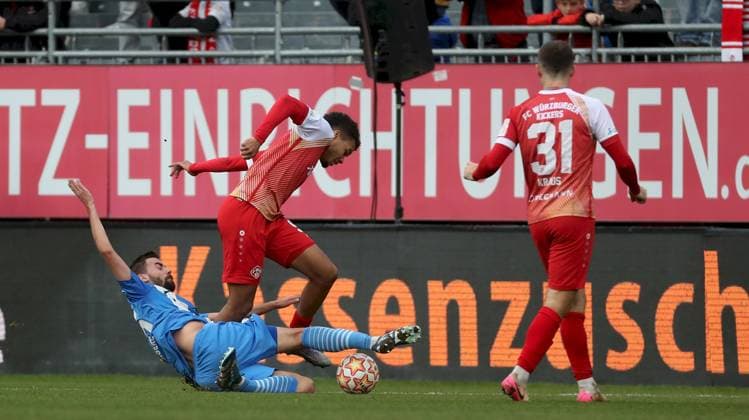 15.11.2025, xfsx, Herren, Fussball, Saison 2025 2026, Regionalliga Bayern, 18. Spieltag: FC Wuerzburger Kickers - FV Illertissen v.li.: Marco Hingerl (FV Illertissen), Jermain Nischalke (FC Wuerzburger Kickers), Tim Kraus (FC Wuerzburger Kickers) Wuerzburg AKON ARENA Bayern Deutschland