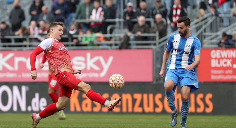 15.11.2025, xfsx, Herren, Fussball, Saison 2025 2026, Regionalliga Bayern, 18. Spieltag: FC Wuerzburger Kickers - FV Illertissen v.li.: Tim Kraus (FC Wuerzburger Kickers), Marco Hingerl (FV Illertissen) Wuerzburg AKON ARENA Bayern Deutschland