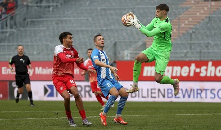 15.11.2025, xfsx, Herren, Fussball, Saison 2025 2026, Regionalliga Bayern, 18. Spieltag: FC Wuerzburger Kickers - FV Illertissen v.li.: Jermain Nischalke (FC Wuerzburger Kickers), Max Zeller (FV Illertissen), Malwin Zok (FV Illertissen) Wuerzburg AKON ARENA Bayern Deutschland