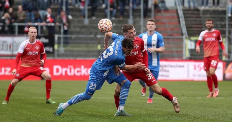 15.11.2025, xfsx, Herren, Fussball, Saison 2025 2026, Regionalliga Bayern, 18. Spieltag: FC Wuerzburger Kickers - FV Illertissen v.li.: Luke Hemmerich (FC Wuerzburger Kickers), Eduard Heckmann (FV Illertissen), Tim Kraus (FC Wuerzburger Kickers), Tobias Ruehle (FV Illertissen), Daniel Haegele (FC Wuerzburger Kickers) Wuerzburg AKON ARENA Bayern Deutschland