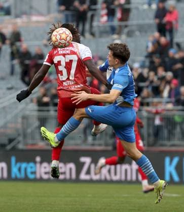 15.11.2025, xfsx, Herren, Fussball, Saison 2025 2026, Regionalliga Bayern, 18. Spieltag: FC Wuerzburger Kickers - FV Illertissen v.li.: Eliot Muteba (FC Wuerzburger Kickers), Marco Goetz (FV Illertissen) Wuerzburg AKON ARENA Bayern Deutschland