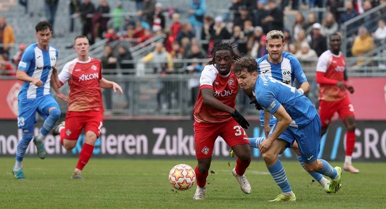 15.11.2025, xfsx, Herren, Fussball, Saison 2025 2026, Regionalliga Bayern, 18. Spieltag: FC Wuerzburger Kickers - FV Illertissen v.li.: Eduard Heckmann (FV Illertissen), Philipp Ochs (FC Wuerzburger Kickers), Eliot Muteba (FC Wuerzburger Kickers), Marco Goetz (FV Illertissen), Yannick Glessing (FV Illertissen), Tarsis Bonga (FC Wuerzburger Kickers) Wuerzburg AKON ARENA Bayern Deutschland