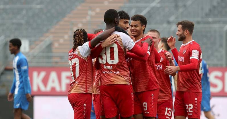 15.11.2025, xfsx, Herren, Fussball, Saison 2025 2026, Regionalliga Bayern, 18. Spieltag: FC Wuerzburger Kickers - FV Illertissen v.li.: Spieler des FC Wuerzburger Kickers mit Torjubel, celebrate the goal, goal celebration, Jubel ueber das Tor zum 1:0 durch Tarsis Bonga (FC Wuerzburger Kickers) Wuerzburg AKON ARENA Bayern Deutschland