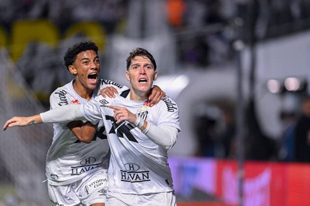 Santos X Palmeiras SANTOS, SP - 15.11.2025: SANTOS X PALMEIRAS - Robinho Jr and Rollhaiser celebrate 1st Goal during Santos X Palmeiras held at Urbano Caldeira Stadium (Vila Belmiro) in Santos - SP, for the 13th round of the Brazilian Football Championship on Saturday night (15). (Photo: Pedro Teixeira Fotoarena) x2843481x  PedroxTeixeira