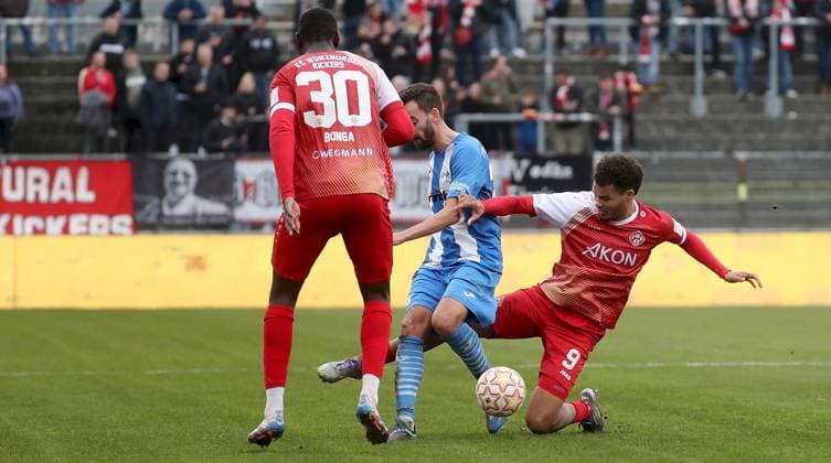 15.11.2025, xfsx, Herren, Fussball, Saison 2025 2026, Regionalliga Bayern, 18. Spieltag: FC Wuerzburger Kickers - FV Illertissen v.li.: Tarsis Bonga (FC Wuerzburger Kickers), Marco Hingerl (FV Illertissen), Jermain Nischalke (FC Wuerzburger Kickers) Wuerzburg AKON ARENA Bayern Deutschland