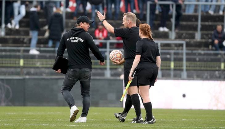 15.11.2025, xfsx, Herren, Fussball, Saison 2025 2026, Regionalliga Bayern, 18. Spieltag: FC Wuerzburger Kickers - FV Illertissen v.li.: Trainer Marc Reitmaier (FC Wuerzburger Kickers), Schiedsrichter Stefan Treiber gibt Anweisungen, gestikuliert, mit den Armen gestikulieren, gives instructions, gesticulate, Schiedsrichter Assistentin Jana Hagwein Wuerzburg AKON ARENA Bayern Deutschland