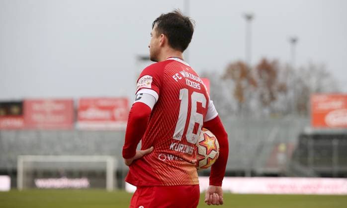 15.11.2025, xfsx, Herren, Fussball, Saison 2025 2026, Regionalliga Bayern, 18. Spieltag: FC Wuerzburger Kickers - FV Illertissen v.li.: Peter Kurzweg (FC Wuerzburger Kickers) enttaeuscht schauend, Enttaeuschung, disappointed, Einzelbild Wuerzburg AKON ARENA Bayern Deutschland
