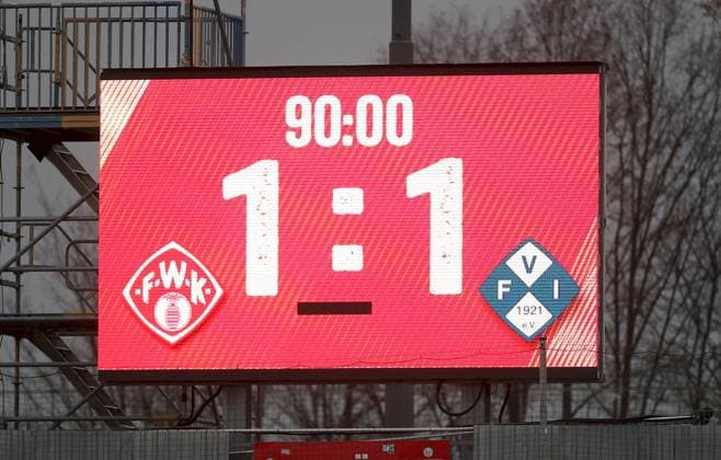 15.11.2025, xfsx, Herren, Fussball, Saison 2025 2026, Regionalliga Bayern, 18. Spieltag: FC Wuerzburger Kickers - FV Illertissen v.li.: FC Wuerzburger Kickers - FV Illertissen 1:1, Anzeigetafel Wuerzburg AKON ARENA Bayern Deutschland