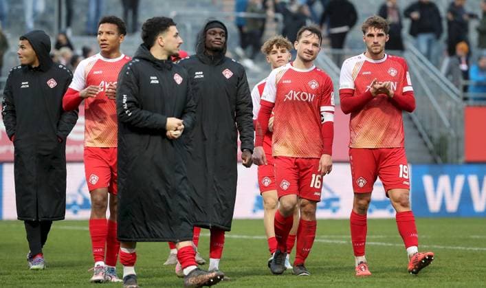 15.11.2025, xfsx, Herren, Fussball, Saison 2025 2026, Regionalliga Bayern, 18. Spieltag: FC Wuerzburger Kickers - FV Illertissen v.li.: Spieler des FC Wuerzburger Kickers bedankt sich bei den Fans, bedanken, Dank Wuerzburg AKON ARENA Bayern Deutschland