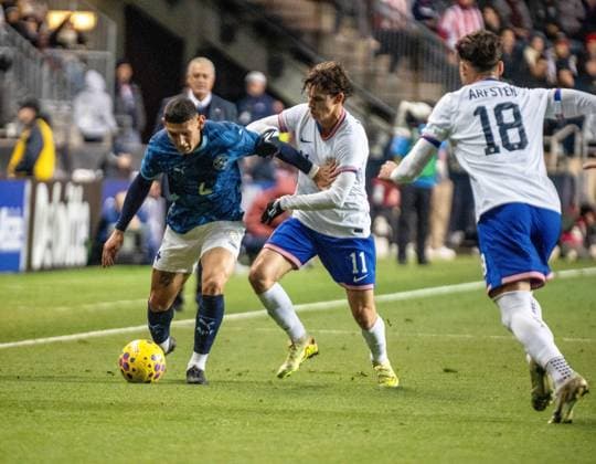 November 15, 2025, Chester, Pennsylvania, United States: USA Mens national team, Nationalteam player, BRENDEN AARONSON (11) fights for the ball with Paraguay National team player, JUAN CACERES (4) during the match at Subaru Park Chester United States - ZUMArf1_ 20251115_zaf_rf1_005 Copyright: xRickyxFitchettx