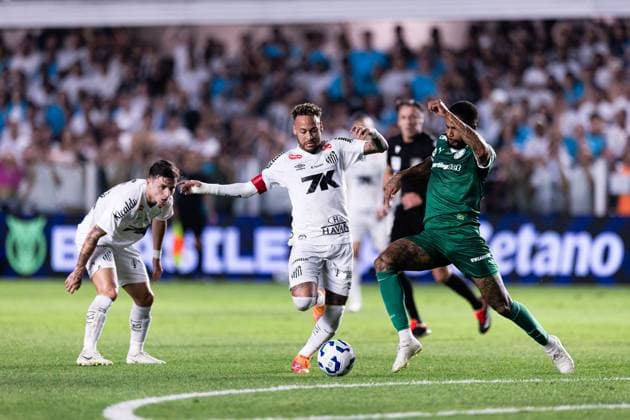 November 15, 2025, Santos, Santos, Brazil, Brazil: Neymar Jr fights for the ball with Micael of SE Palmeiras during the Campeonato Brasileiro So rie A 2025 match between Santos FC and S.E Palmeiras at Urbano Caldeira Stadium on November 15, 2025 in Santos, Brazil. ( Pximages) Santos Brazil - ZUMAp175 20251115_zsa_p175_193 Copyright: xWandersonxOliveirax