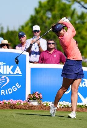 BELLEAIR, FL - NOVEMBER 15: LPGA, Golf Damen golfer Gaby Lopez plays her tee shot on the 4th hole during the third round of The Annika driven by Gainbridge at Pelican on November 15, 2025, at the Pelican Golf Club in Belleair, Florida. (Photo by Brian Spurlock Icon Sportswire). GOLF: NOV 15 LPGA The ANNIKA EDITORIAL USE ONLY Icon251115104