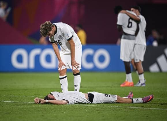 Fussball, Junioren U 17 WM 2025 Doha Katar Sechzehntelfinal 15.11.2025 Spiel 83 Deutschland 0 - 1Burkina Faso Enttaeuschung Deutschland, nach der Niederlage scheidet das Team aus dem Turnier aus; Alexander Staff (Boden) und Benno Kaltefleiter (Mitte)