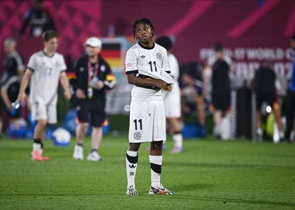Fussball, Junioren U 17 WM 2025 Doha Katar Sechzehntelfinal 15.11.2025 Spiel 83 Deutschland 0 - 1Burkina Faso Enttaeuschung Deutschland, nach der Niederlage scheidet das Team aus dem Turnier aus; Wisdom Mike