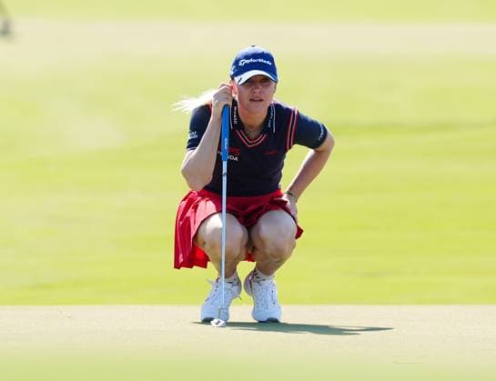 BELLEAIR, FL - NOVEMBER 15: LPGA, Golf Damen golfer Charley Hull putts on the 7th hole during the third round of The Annika driven by Gainbridge at Pelican on November 15, 2025, at the Pelican Golf Club in Belleair, Florida. (Photo by Brian Spurlock Icon Sportswire). GOLF: NOV 15 LPGA The ANNIKA EDITORIAL USE ONLY Icon251115123