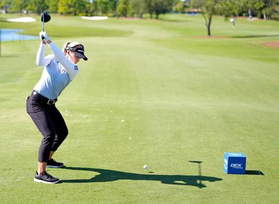 BELLEAIR, FL - NOVEMBER 15: LPGA, Golf Damen golfer Brooke Henderson plays her tee shot on the 8th hole during the third round of The Annika driven by Gainbridge at Pelican on November 15, 2025, at the Pelican Golf Club in Belleair, Florida. (Photo by Brian Spurlock Icon Sportswire). GOLF: NOV 15 LPGA The ANNIKA EDITORIAL USE ONLY Icon251115132