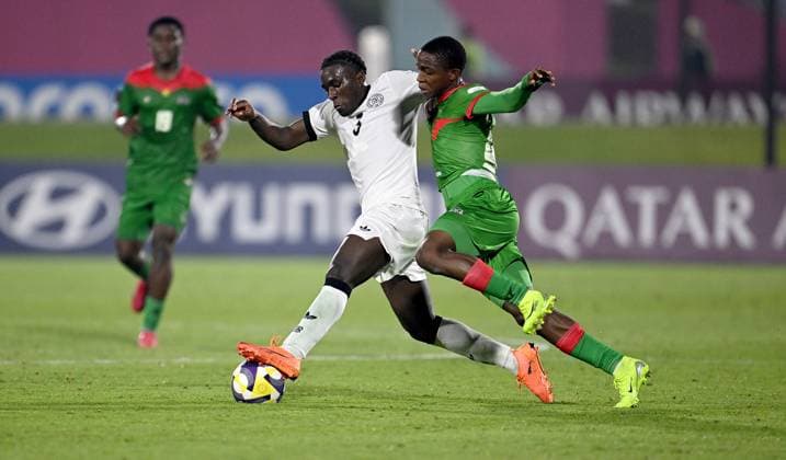 Fussball, Junioren U 17 WM 2025 Doha Katar Sechzehntelfinal 15.11.2025 Spiel 83 Deutschland - Burkina Faso Osman Mohamed Turay (li, Deutschland) gegen Haidou Diakite (re, Burkina Faso)
