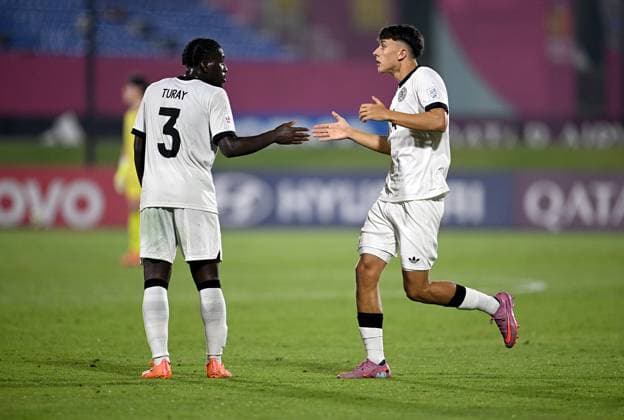 Fussball, Junioren U 17 WM 2025 Doha Katar Sechzehntelfinal 15.11.2025 Spiel 83 Deutschland - Burkina Faso Osman Mohamed Turay (li, Deutschland) mit Toni Langsteiner (Deutschland)
