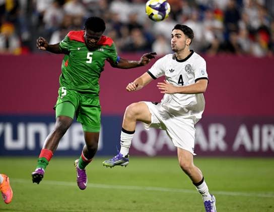 Fussball, Junioren U 17 WM 2025 Doha Katar Sechzehntelfinal 15.11.2025 Spiel 83 Deutschland - Burkina Faso Fadil Barro (li, Burkina Faso) gegen Elias Vali Fard (re, Deutschland)