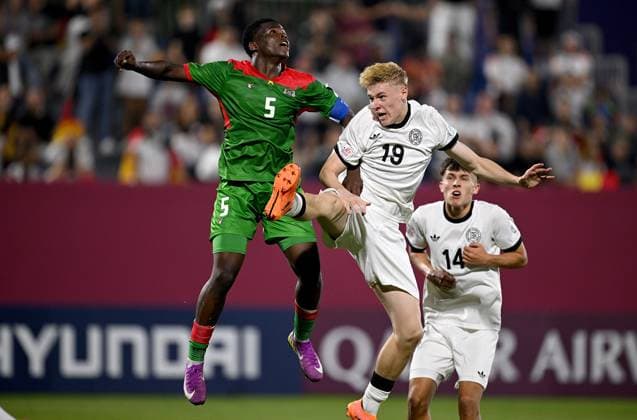 Fussball, Junioren U 17 WM 2025 Doha Katar Sechzehntelfinal 15.11.2025 Spiel 83 Deutschland - Burkina Faso Fadil Barro (li, Burkina Faso) gegen Lasse Eickel (re, Deutschland)