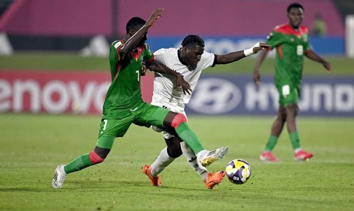 Fussball, Junioren U 17 WM 2025 Doha Katar Sechzehntelfinal 15.11.2025 Spiel 83 Deutschland - Burkina Faso Ismael Zalle (li, Burkina Faso) gegen Osman Mohamed Turay (re, Deutschland)