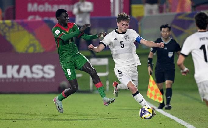 Fussball, Junioren U 17 WM 2025 Doha Katar Sechzehntelfinal 15.11.2025 Spiel 83 Deutschland - Burkina Faso Mohamed Zongo (li, Burkina Faso) gegen Ben Hawighorst (re, Deutschland)