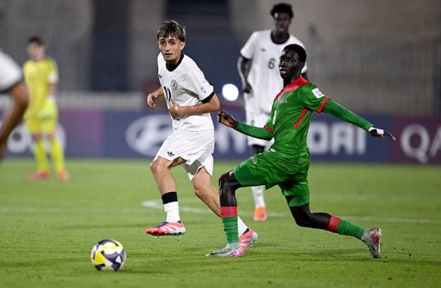 Fussball, Junioren U 17 WM 2025 Doha Katar Sechzehntelfinal 15.11.2025 Spiel 83 Deutschland - Burkina Faso Eba Bekir Is (li, Deutschland) gegen Mohamed Zongo (re, Burkina Faso)