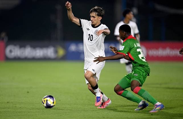 Fussball, Junioren U 17 WM 2025 Doha Katar Sechzehntelfinal 15.11.2025 Spiel 83 Deutschland - Burkina Faso Eba Bekir Is (li, Deutschland) gegen Alassana Bagayogo (re, Burkina Faso)