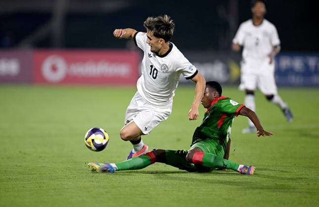 Fussball, Junioren U 17 WM 2025 Doha Katar Sechzehntelfinal 15.11.2025 Spiel 83 Deutschland - Burkina Faso Eba Bekir Is (li, Deutschland) gegen Alassana Bagayogo (re, Burkina Faso)
