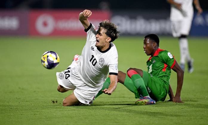 Fussball, Junioren U 17 WM 2025 Doha Katar Sechzehntelfinal 15.11.2025 Spiel 83 Deutschland - Burkina Faso Eba Bekir Is (li, Deutschland) gegen Alassana Bagayogo (re, Burkina Faso)