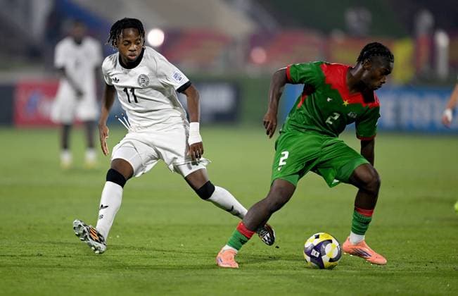 Fussball, Junioren U 17 WM 2025 Doha Katar Sechzehntelfinal 15.11.2025 Spiel 83 Deutschland - Burkina Faso Wisdom Mike (li, Deutschland) gegen Ousmane Ouedraogo (re, Burkina Faso)
