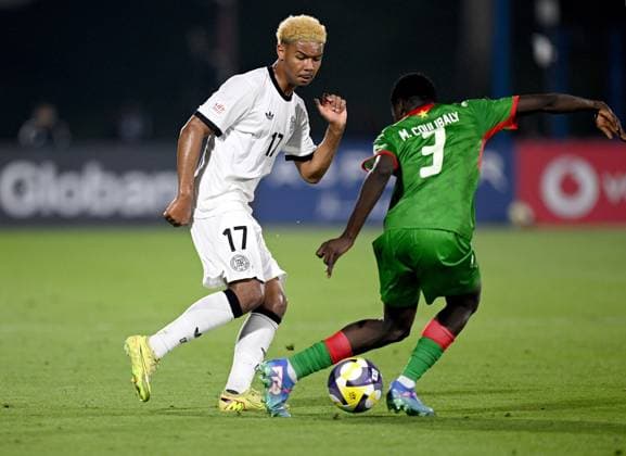 Fussball, Junioren U 17 WM 2025 Doha Katar Sechzehntelfinal 15.11.2025 Spiel 83 Deutschland - Burkina Faso Maik Afri Akumu (li, Deutschland) gegen Mikael Coulibaly (re, Burkina Faso)