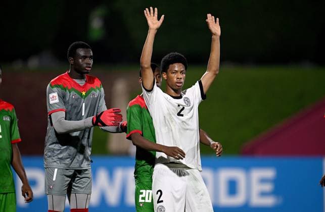 Fussball, Junioren U 17 WM 2025 Doha Katar Sechzehntelfinal 15.11.2025 Spiel 83 Deutschland - Burkina Faso Torwart Rahim Ouattara (li, Burkina Faso) gegen Alassana Bagayogo (mitte, Burkina Faso) gegen Nebe Sirak Domnic (re, Deutschland)