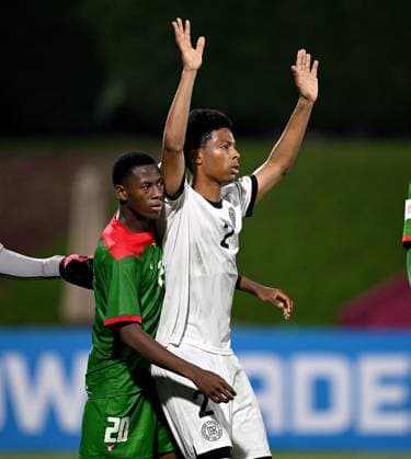Fussball, Junioren U 17 WM 2025 Doha Katar Sechzehntelfinal 15.11.2025 Spiel 83 Deutschland - Burkina Faso Alassana Bagayogo (li, Burkina Faso) gegen Nebe Sirak Domnic (re, Deutschland)