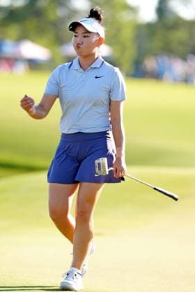 BELLEAIR, FL - NOVEMBER 15: LPGA, Golf Damen golfer Lucy Li putts on the 18th hole during the third round of The Annika driven by Gainbridge at Pelican on November 15, 2025, at the Pelican Golf Club in Belleair, Florida. (Photo by Brian Spurlock Icon Sportswire). GOLF: NOV 15 LPGA The ANNIKA EDITORIAL USE ONLY Icon251115138