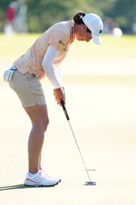 BELLEAIR, FL - NOVEMBER 15: LPGA, Golf Damen golfer Carlota Ciganda putts on the 18th hole during the third round of The Annika driven by Gainbridge at Pelican on November 15, 2025, at the Pelican Golf Club in Belleair, Florida. (Photo by Brian Spurlock Icon Sportswire). GOLF: NOV 15 LPGA The ANNIKA EDITORIAL USE ONLY Icon251115143