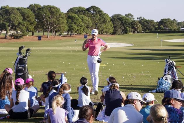 November 15, 2025, Belleair, Florida, USA: Golf legend Annika SoÂrenstam speaks to a crowd of young female golfers in a private event during round three of the Annika LPGA, Golf Damen tournament on Saturday, Nov. 15, 2025 in Belleair. Belleair USA - ZUMAs70_ 20251115_zan_s70_017 Copyright: xLuisxSantanax Belleair USA - ZUMA0840 20251115_zan_s70_017 Copyright: xIMAGO LuisxSantanax