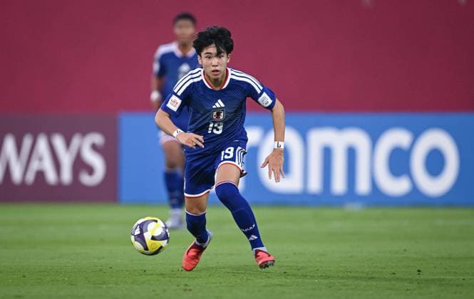 Fussball, Junioren U 17 WM 2025 Doha Katar Sechzehntelfinal 15.11.2025 Spiel 82 Japan - Suedafrika Takeshi Wada (Japan) am Ball