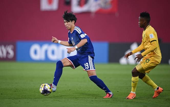 Fussball, Junioren U 17 WM 2025 Doha Katar Sechzehntelfinal 15.11.2025 Spiel 82 Japan - Suedafrika Takeshi Wada (li, Japan) am Ball gegen Teboho Mlangeni (re, Suedafrika)