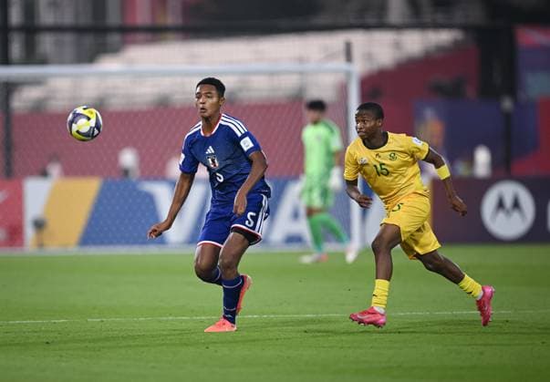 Fussball, Junioren U 17 WM 2025 Doha Katar Sechzehntelfinal 15.11.2025 Spiel 82 Japan - Suedafrika Anthony Udembe Motosuna (li, Japan) gegen Neo Bohloko (re, Suedafrika)