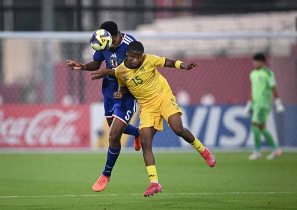 Fussball, Junioren U 17 WM 2025 Doha Katar Sechzehntelfinal 15.11.2025 Spiel 82 Japan - Suedafrika Anthony Udembe Motosuna (li, Japan) gegen Neo Bohloko (re, Suedafrika)