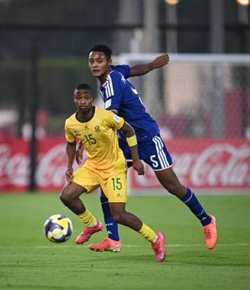 Fussball, Junioren U 17 WM 2025 Doha Katar Sechzehntelfinal 15.11.2025 Spiel 82 Japan - Suedafrika Anthony Udembe Motosuna (re, Japan) gegen Neo Bohloko (li, Suedafrika)