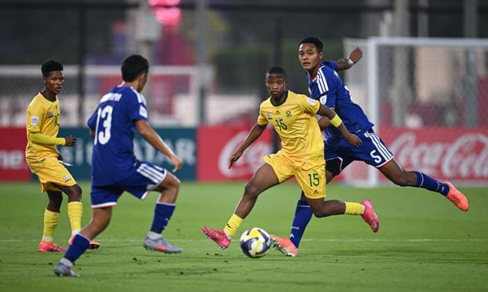 Fussball, Junioren U 17 WM 2025 Doha Katar Sechzehntelfinal 15.11.2025 Spiel 82 Japan - Suedafrika Anthony Udembe Motosuna (re, Japan) gegen Neo Bohloko (2.v.te, Suedafrika)