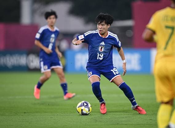 Fussball, Junioren U 17 WM 2025 Doha Katar Sechzehntelfinal 15.11.2025 Spiel 82 Japan - Suedafrika Takeshi Wada (Japan) am Ball