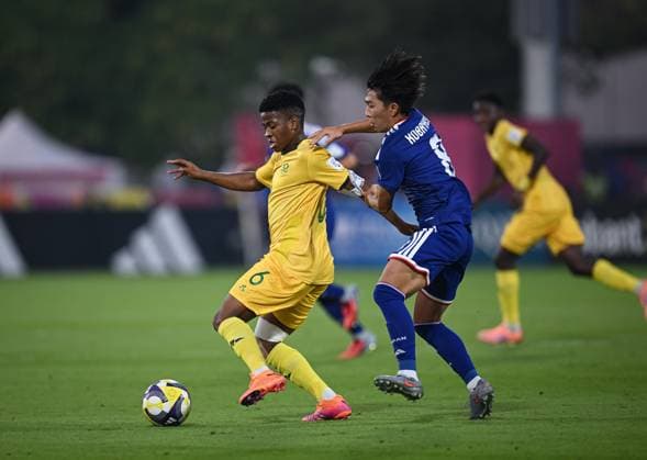 Fussball, Junioren U 17 WM 2025 Doha Katar Sechzehntelfinal 15.11.2025 Spiel 82 Japan - Suedafrika Shimon Kobayashi (re, Japan) gegen Kamohleo Mareletse (li, Suedafrika)