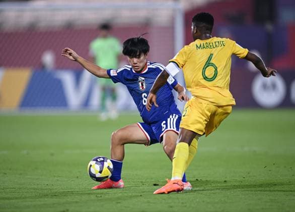 Fussball, Junioren U 17 WM 2025 Doha Katar Sechzehntelfinal 15.11.2025 Spiel 82 Japan - Suedafrika Rento Noguchi (li, Japan) gegen Kamohleo Mareletse (re, Suedafrika)