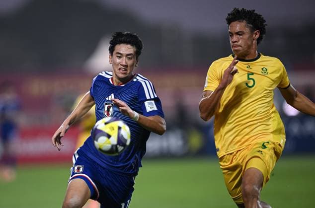 Fussball, Junioren U 17 WM 2025 Doha Katar Sechzehntelfinal 15.11.2025 Spiel 82 Japan - Suedafrika Hiroto Asada (li, Japan) mit Ball gegen Luke Hendricks (re, Suedafrika)