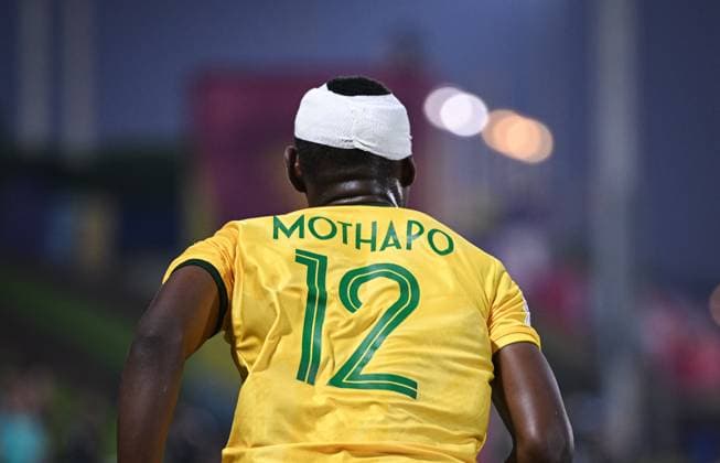 Fussball, Junioren U 17 WM 2025 Doha Katar Sechzehntelfinal 15.11.2025 Spiel 82 Japan - Suedafrika Tumi Mothapo (Suedafrika) traegt einen Kopfverband nachdem er sich im Zweikampf eine Platzwunde am Kopf zugezogen hat.