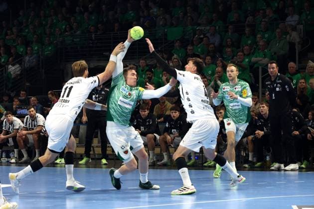 DEU, DHB, 1.HBL, Fuechse Berlin vs. THW Kiel, 15.11.2025, Max-Schmeling-Halle, Berlin, DEU, DHB, 1.HBL, Fuechse Berlin vs. THW Kiel, im Bild Lasse Andersson (Fuechse Berlin 11), Mathias Gidsel (Fuechse Berlin 19), Petter Overby (THW Kiel 11), Domagoj Duvnjak (THW Kiel 4)
