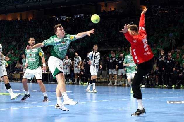 Sport Bilder des Tages DEU, DHB, 1.HBL, Fuechse Berlin vs. THW Kiel, 15.11.2025, Max-Schmeling-Halle, Berlin, DEU, DHB, 1.HBL, Fuechse Berlin vs. THW Kiel, im Bild Hakun West av Teigum (Fuechse Berlin 34), Andreas Wolff (THW Kiel 33)